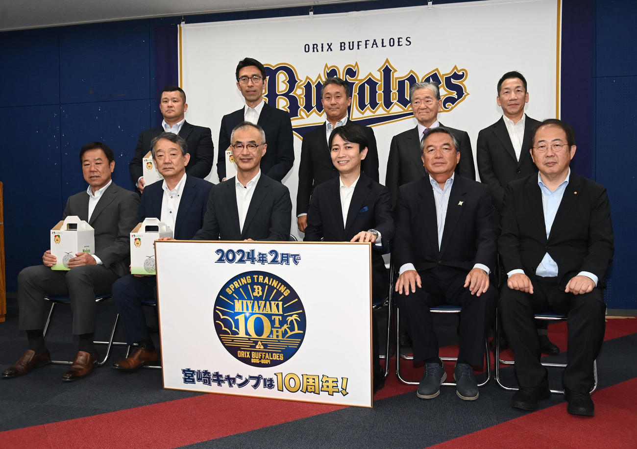 記念撮影をする（前列左から）福良淳一ゼネラルマネージャー、横田昭作球団本部長、湊通夫代表取締役社長、清山知憲宮崎市長、渡邊俊隆宮崎市観光協会会長、前本尚登宮崎市議会議長（後列左から）砂川廣樹営業本部長、小濱裕一球団本部副本部長、川畑敏彦宮崎県商工観光労働部観光経済交流局局長、米良充典宮崎県観光協会会長、兼貞孝行ホテルJALシティ宮崎総支配人（撮影・石井愛子）
