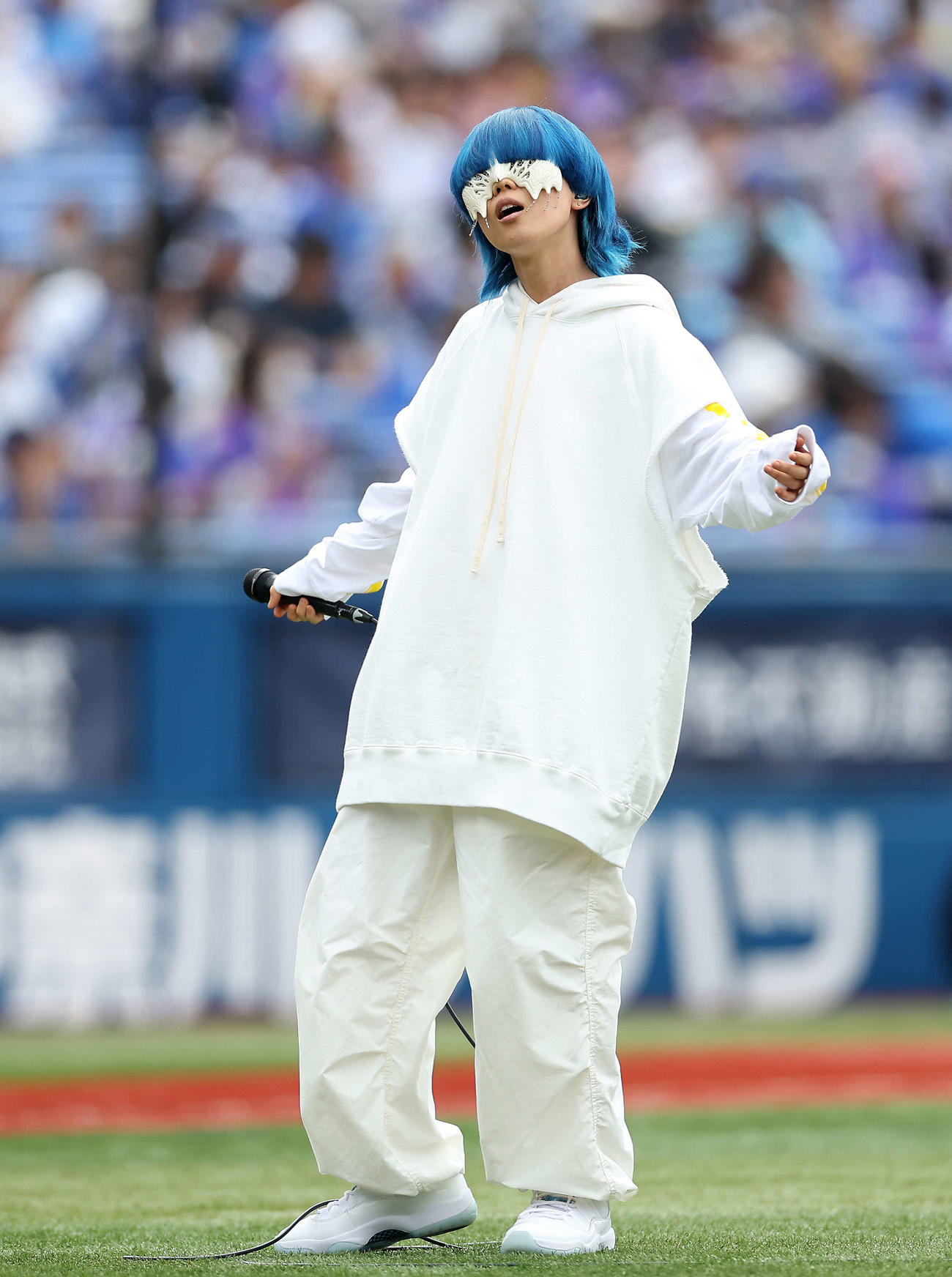 DeNA対ヤクルト　試合前、パフォーマンスを披露するyama（撮影・河田真司）