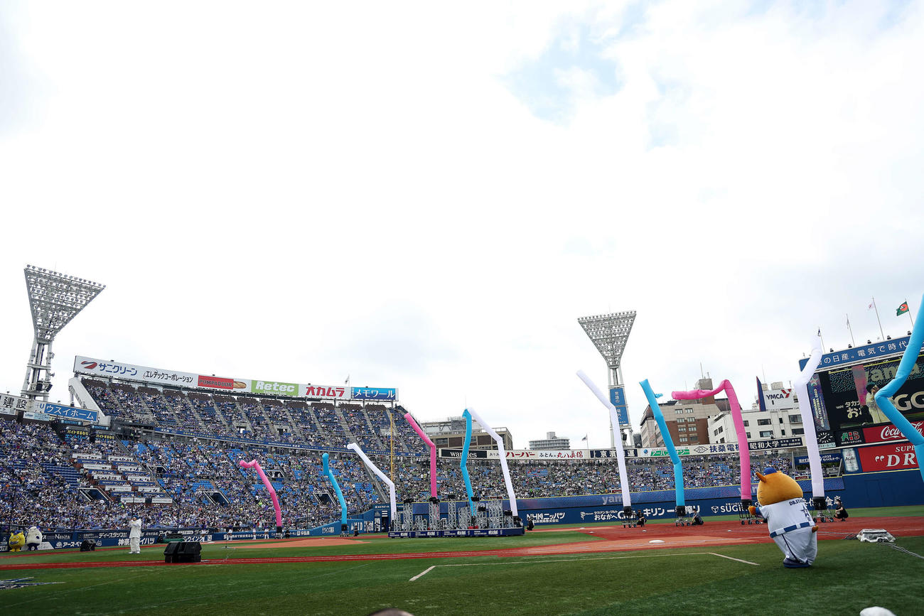 DeNA対ヤクルト　試合前、パフォーマンスを披露するyama（撮影・河田真司）