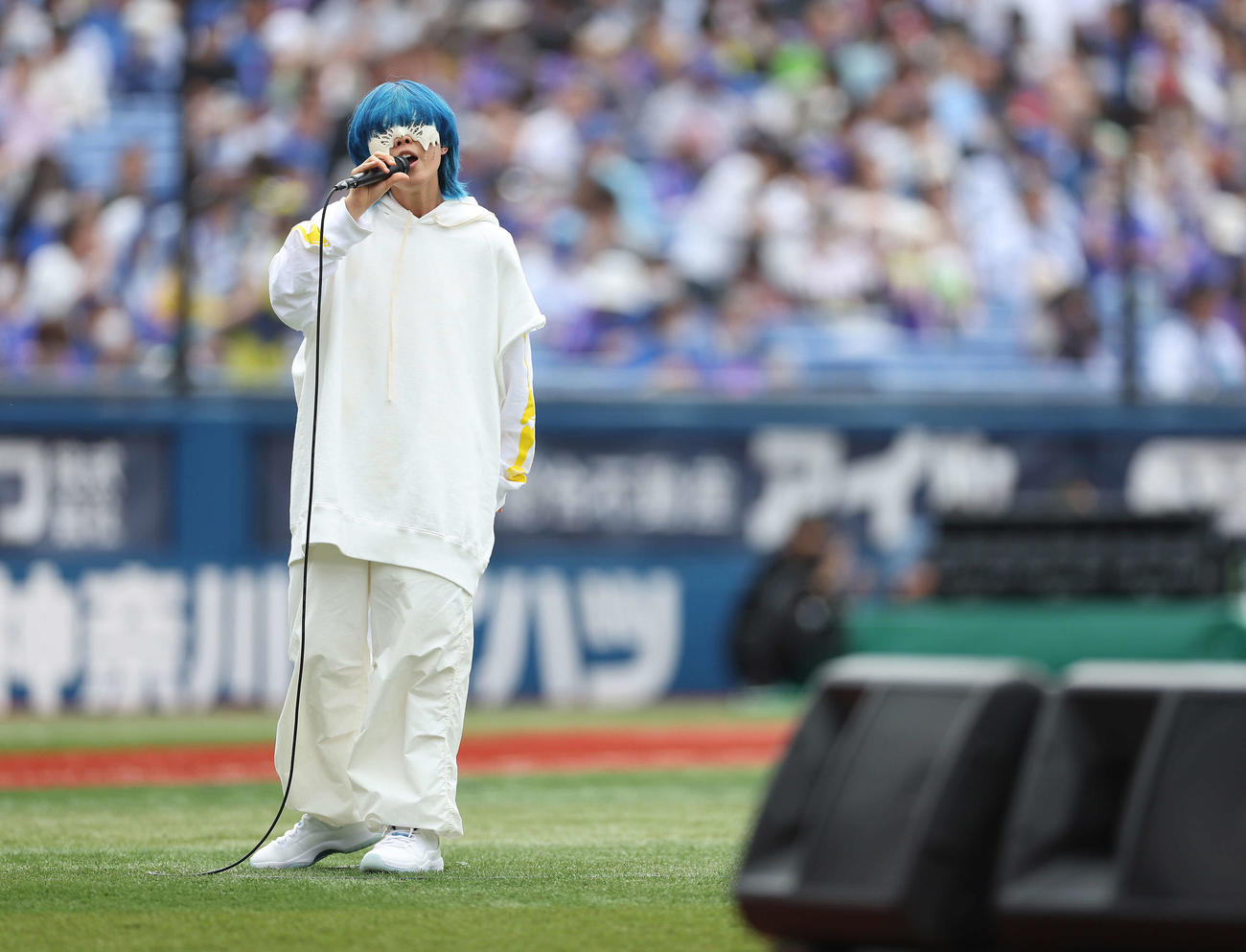 DeNA対ヤクルト　試合前、パフォーマンスを披露するyama（撮影・河田真司）