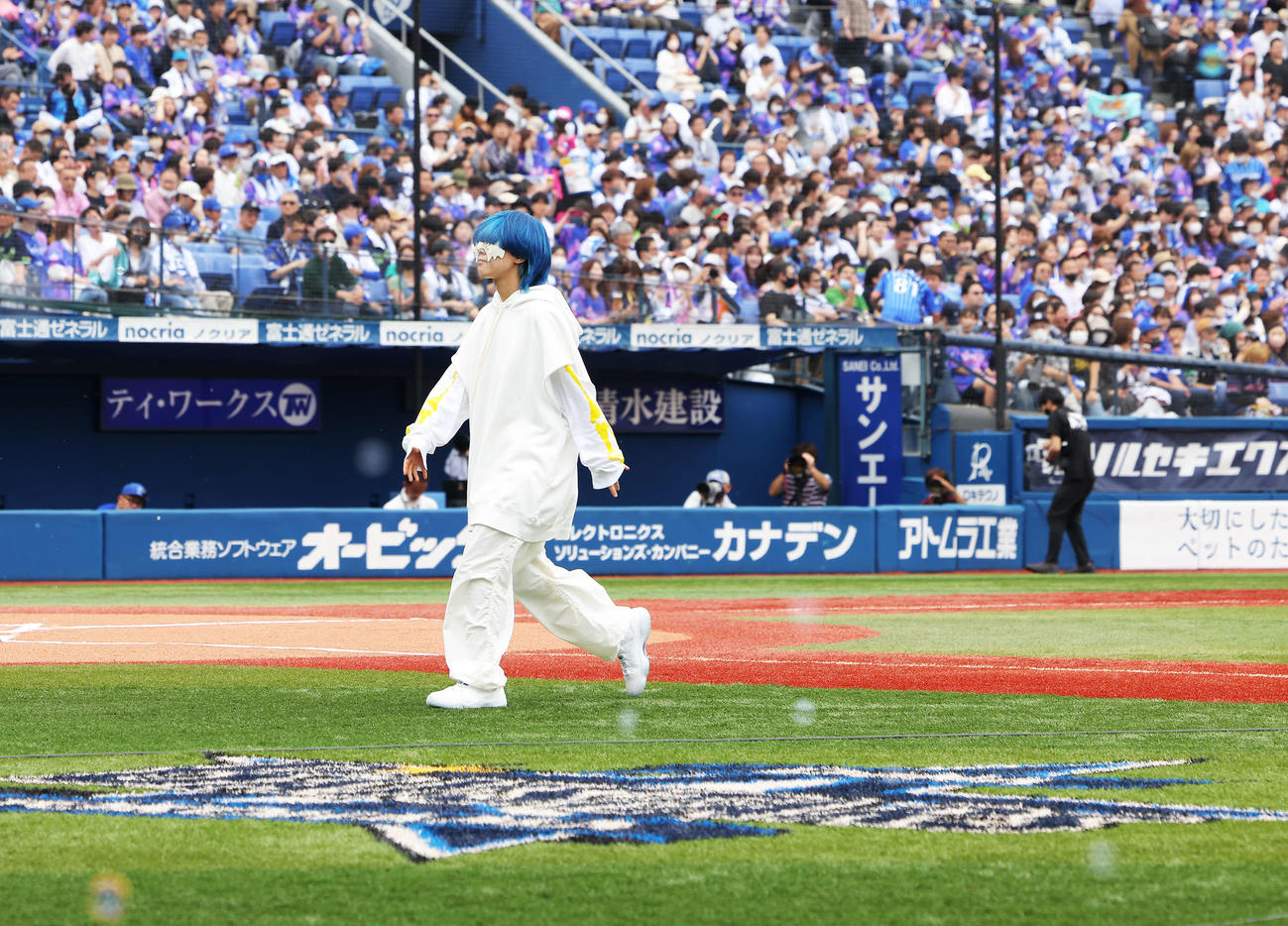 DeNA対ヤクルト　試合前、パフォーマンスをを終え引き揚げるyama（撮影・河田真司）