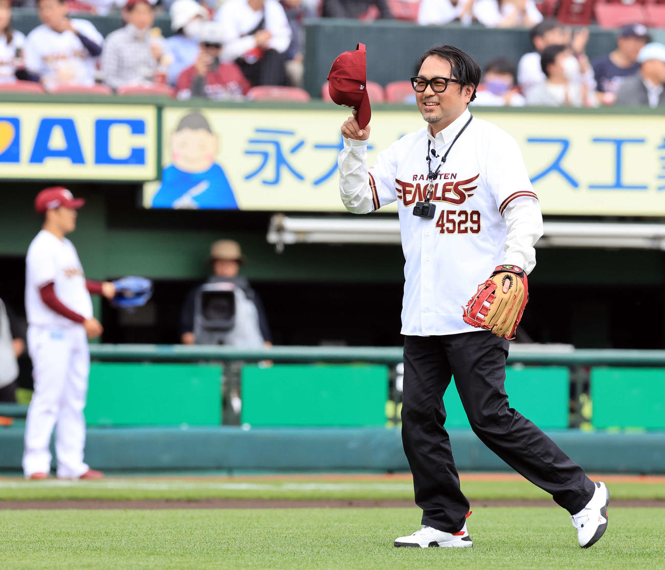 楽天対ロッテ　始球式に登場したマッコイ斎藤（撮影・浅見桂子）