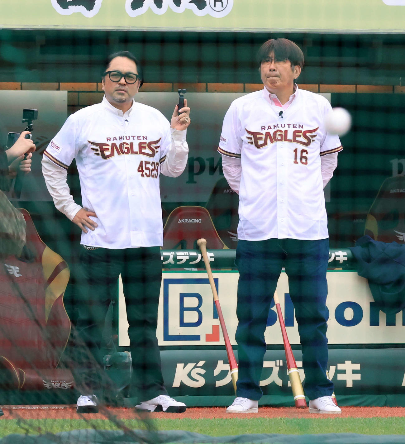 楽天対ロッテ　練習を見つめる石橋貴明（右）とマッコイ斎藤（撮影・浅見桂子）