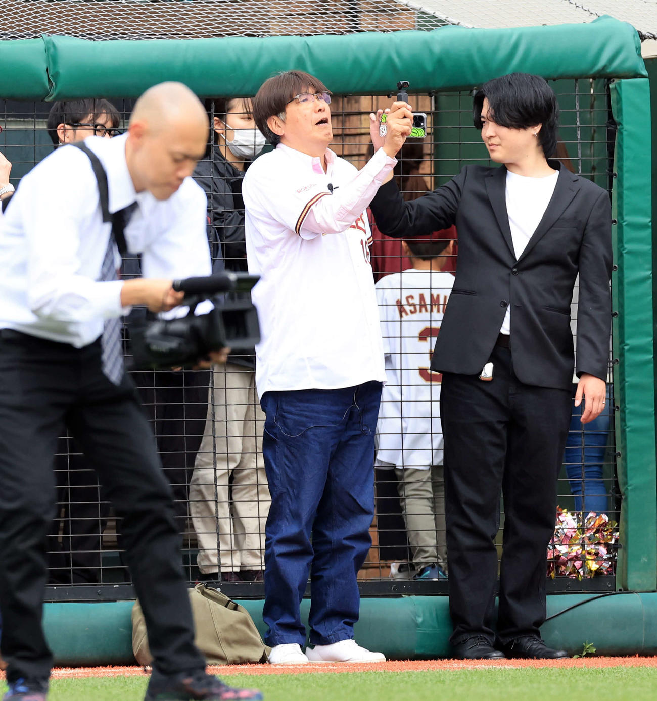 楽天対ロッテ　始球式に登場したマッコイ斎藤を撮影する石橋貴明（撮影・浅見桂子）