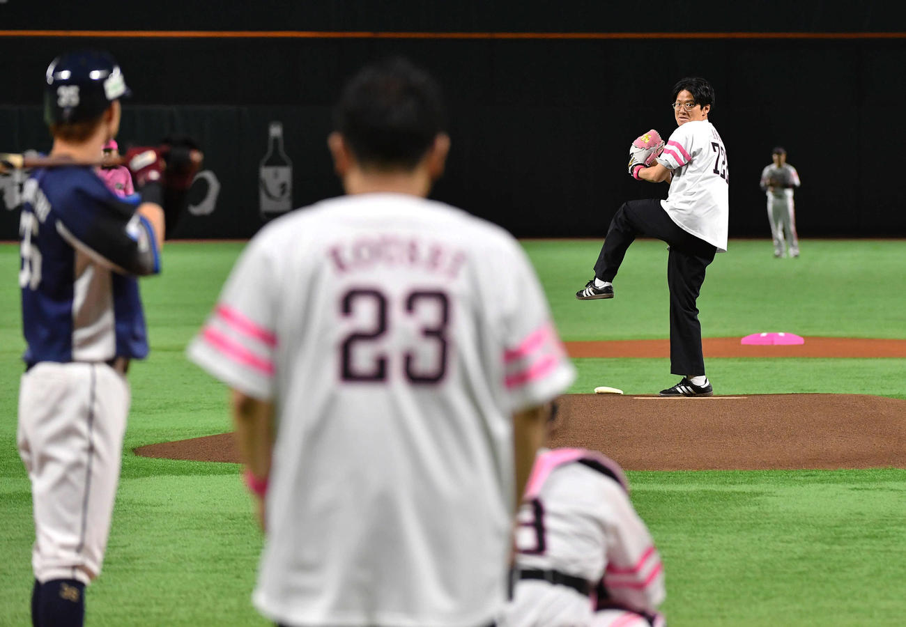 ソフトバンク対西武　始球式を務めた、お笑い芸人「ミキ」の亜生（右）、手前は昴生（撮影・岩下翔太）