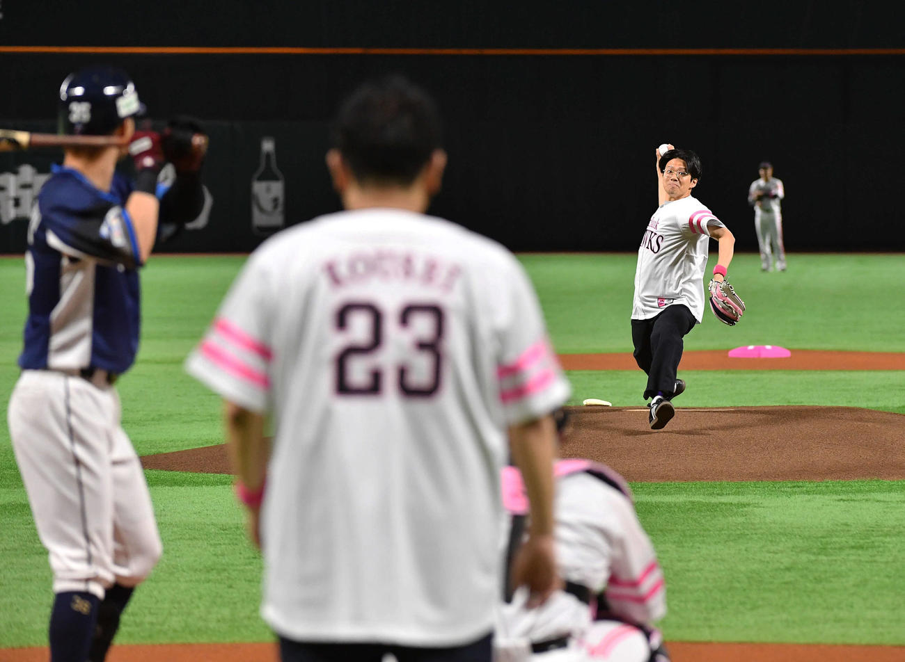 ソフトバンク対西武　始球式を務めた、お笑い芸人「ミキ」の亜生（右）、手前は昴生（撮影・岩下翔太）