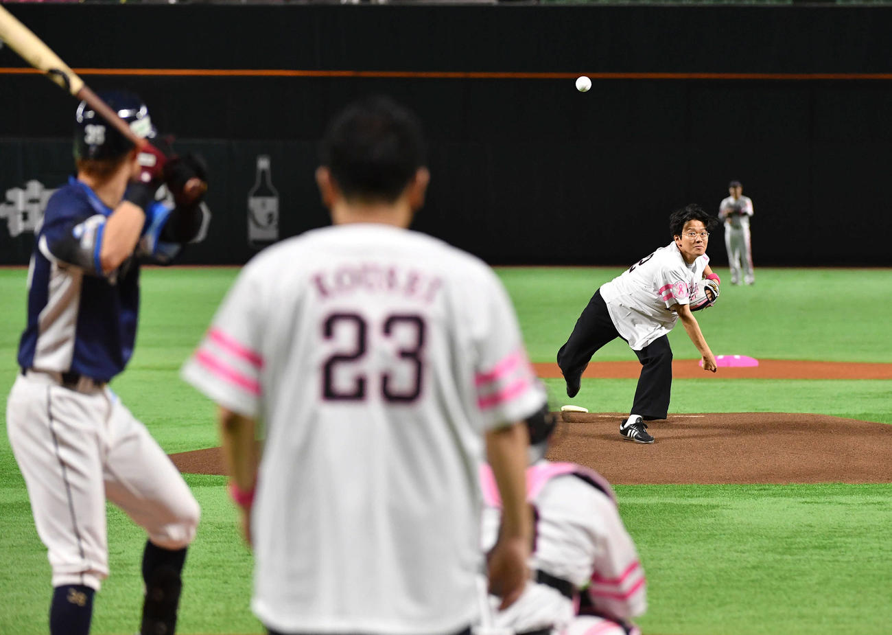 ソフトバンク対西武　始球式を務めた、お笑い芸人「ミキ」の亜生（右）、手前は昴生（撮影・岩下翔太）