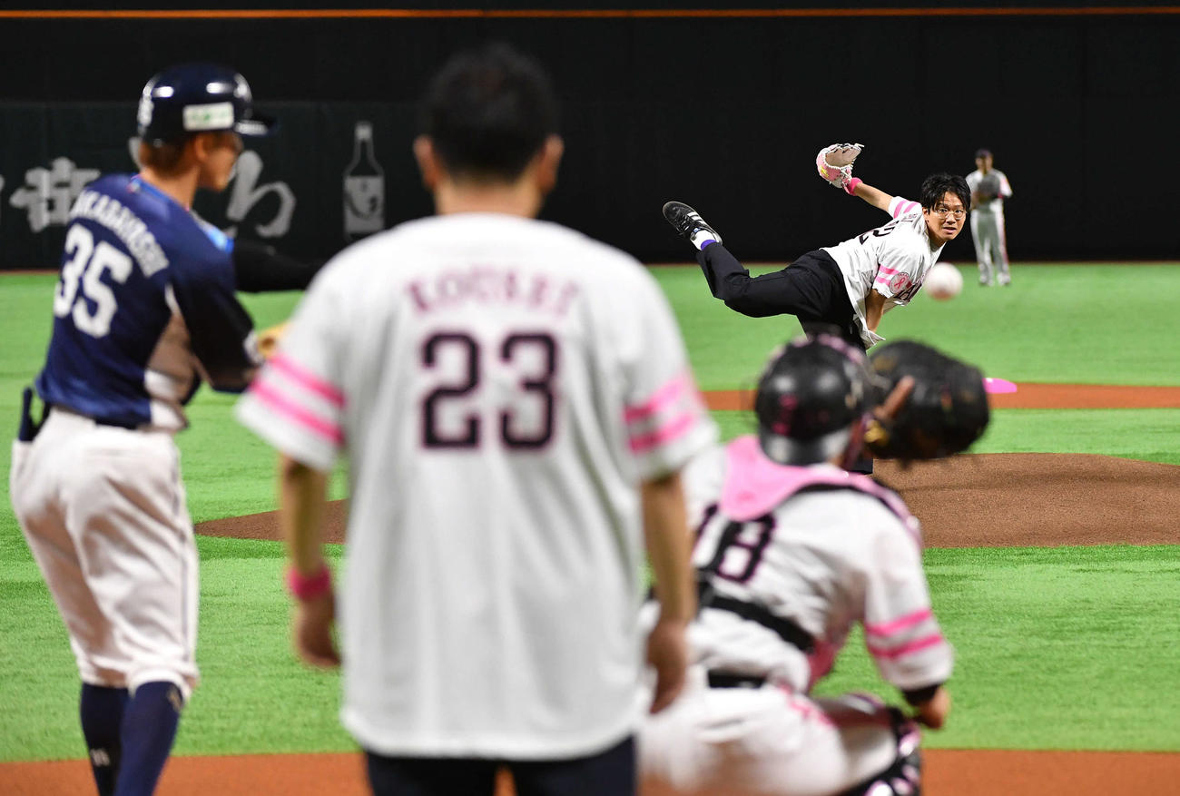 ソフトバンク対西武　始球式を務めた、お笑い芸人「ミキ」の亜生（右）、手前は昴生（撮影・岩下翔太）