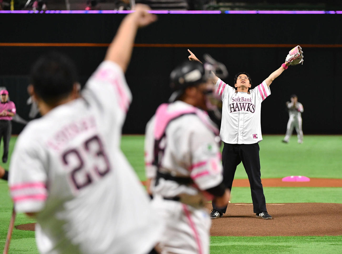 ソフトバンク対西武　始球式を務め、マウンドでポーズを決めるお笑い芸人「ミキ」の亜生（右）、手前は昴生（撮影・岩下翔太）