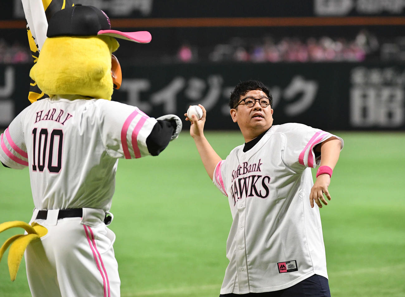 ソフトバンク対西武　始球式の記念球をスタンドに投げようとする、お笑い芸人「ミキ」の昴生（撮影・岩下翔太）