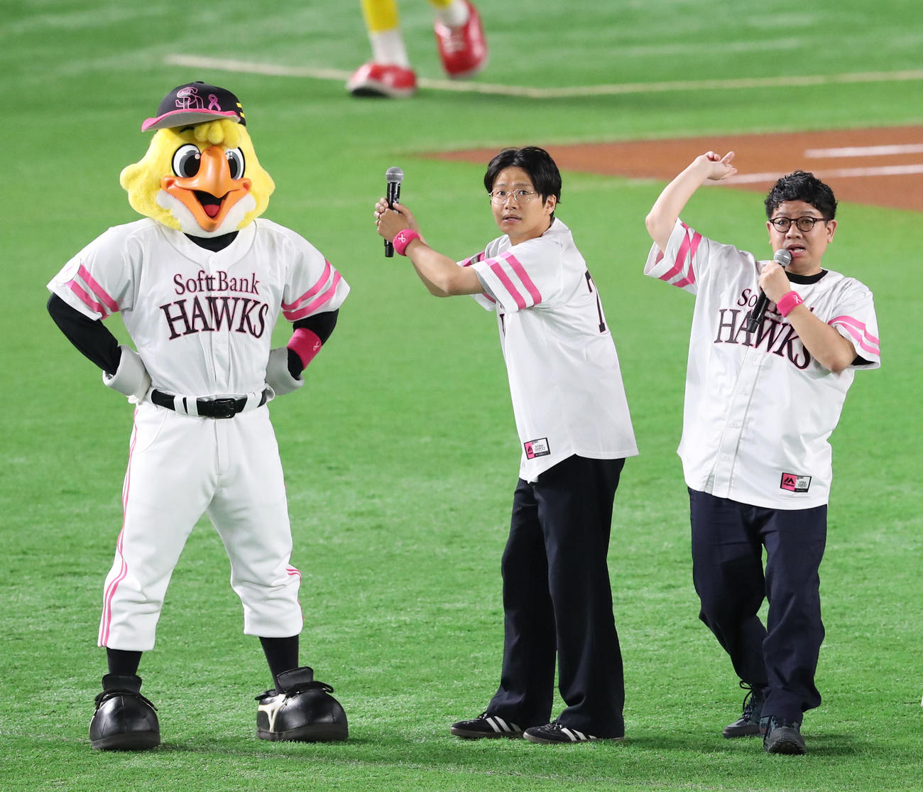 ソフトバンク対西武　試合前にトークを披露するミキの亜生（左）と昴生（撮影・梅根麻紀）
