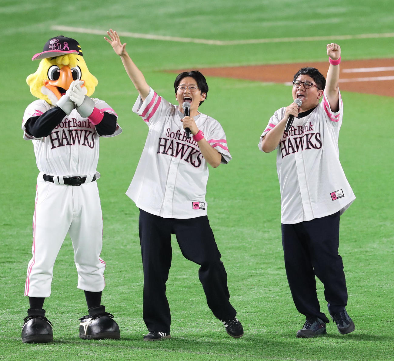 ソフトバンク対西武　試合前にトークを披露するミキの亜生（左）と昴生（撮影・梅根麻紀）