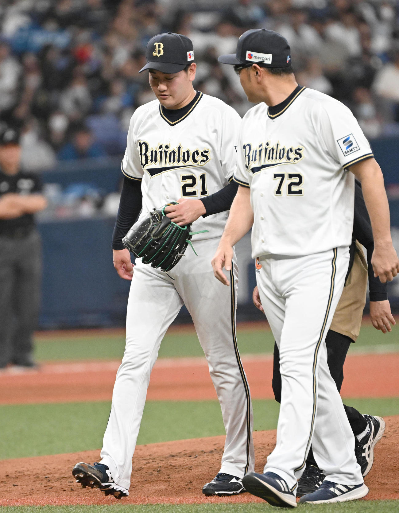 オリックス対日ハム　2回表日ハム無死、けがのためベンチに引き揚げる竹安（撮影・石井愛子）