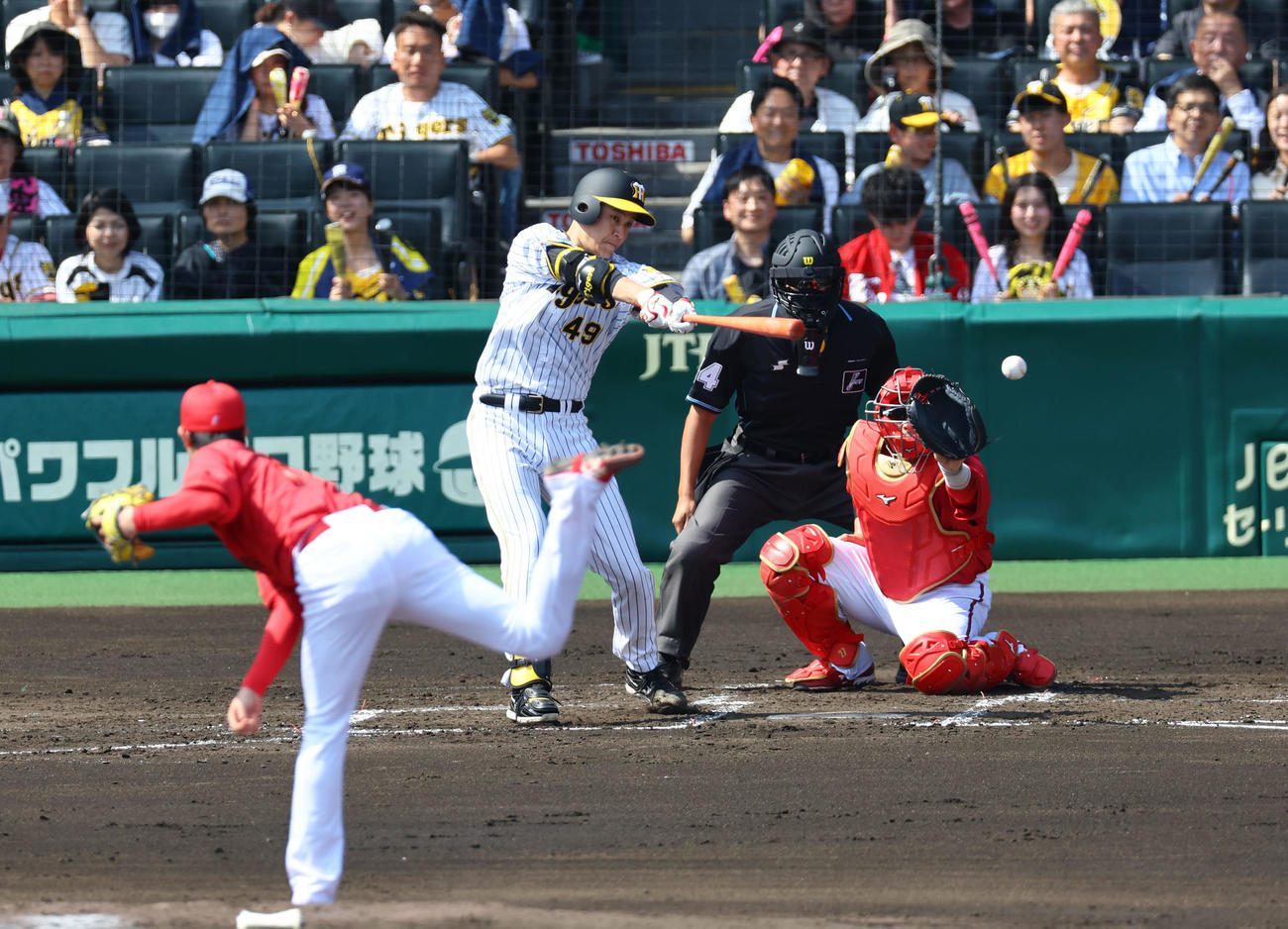 阪神対広島　3回裏阪神無死、大竹が遊内野安打を放つ（撮影・藤尾明華）