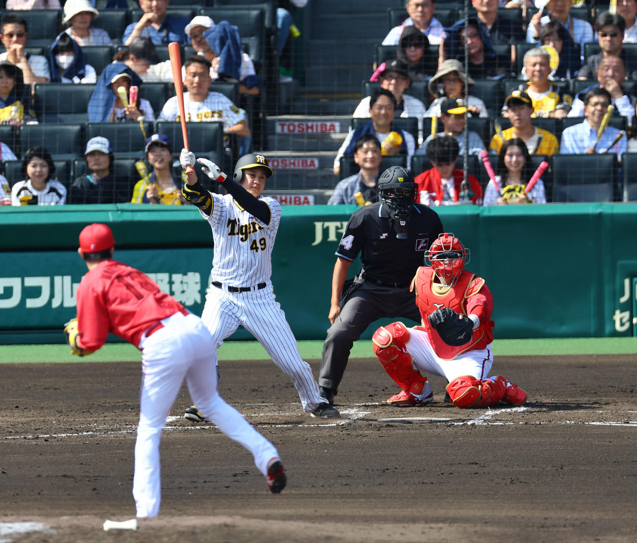 阪神対広島　3回裏阪神無死、大竹が遊内野安打を放つ（撮影・藤尾明華）