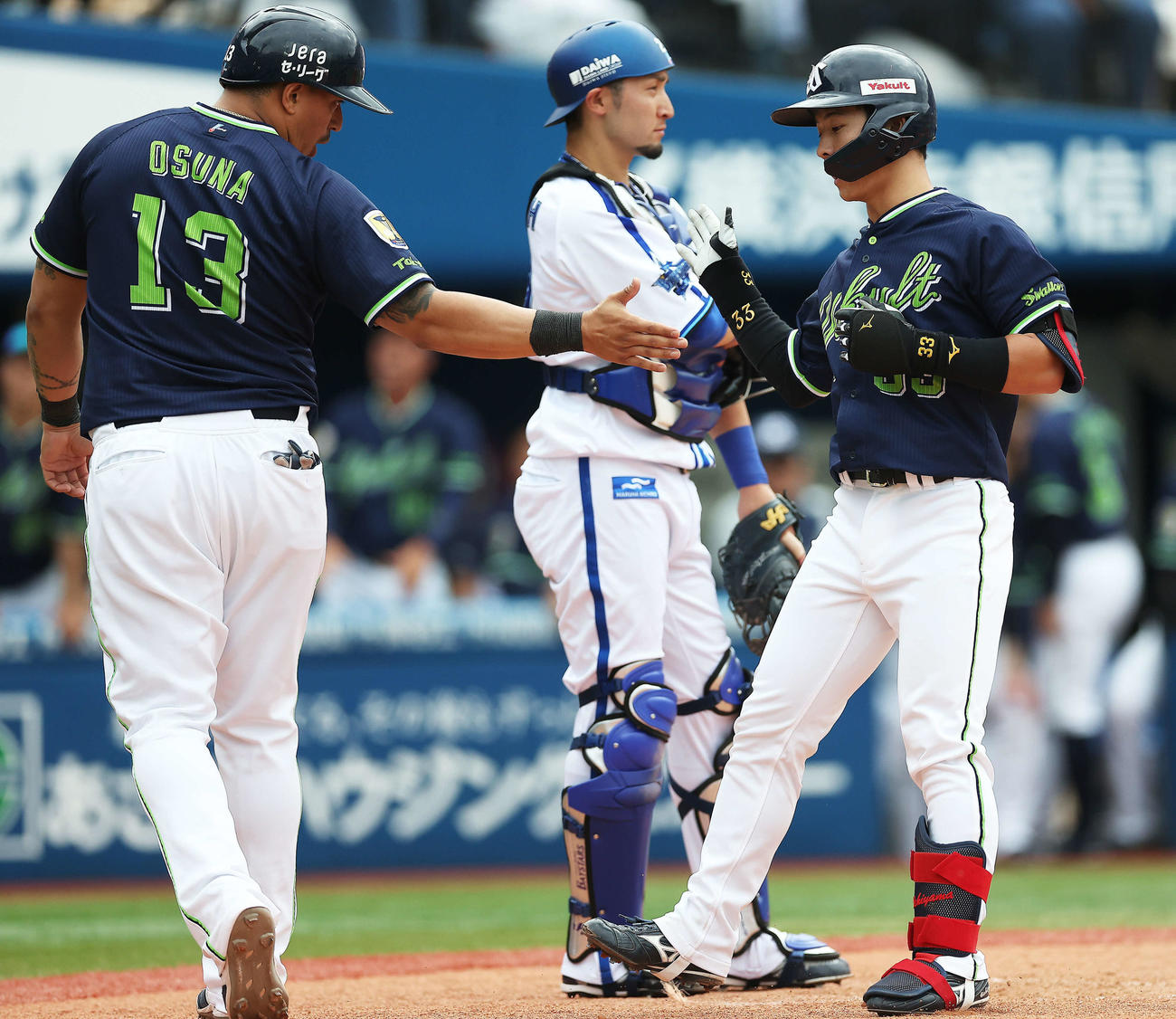DeNA対ヤクルト　4回表ヤクルト2死一塁、左越え同点2点本塁打で生還し、オスナ（左）に迎えられる内山（撮影・河田真司）
