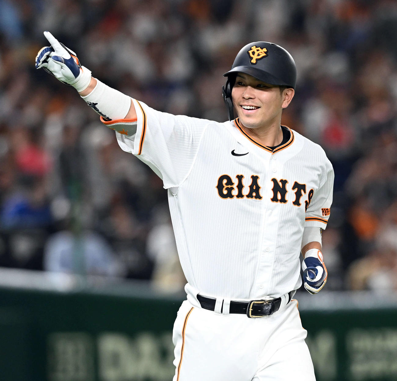 巨人対中日　5回裏巨人2死満塁、右越えに満塁本塁打を放ちポーズを決める大城卓（撮影・たえ見朱実）