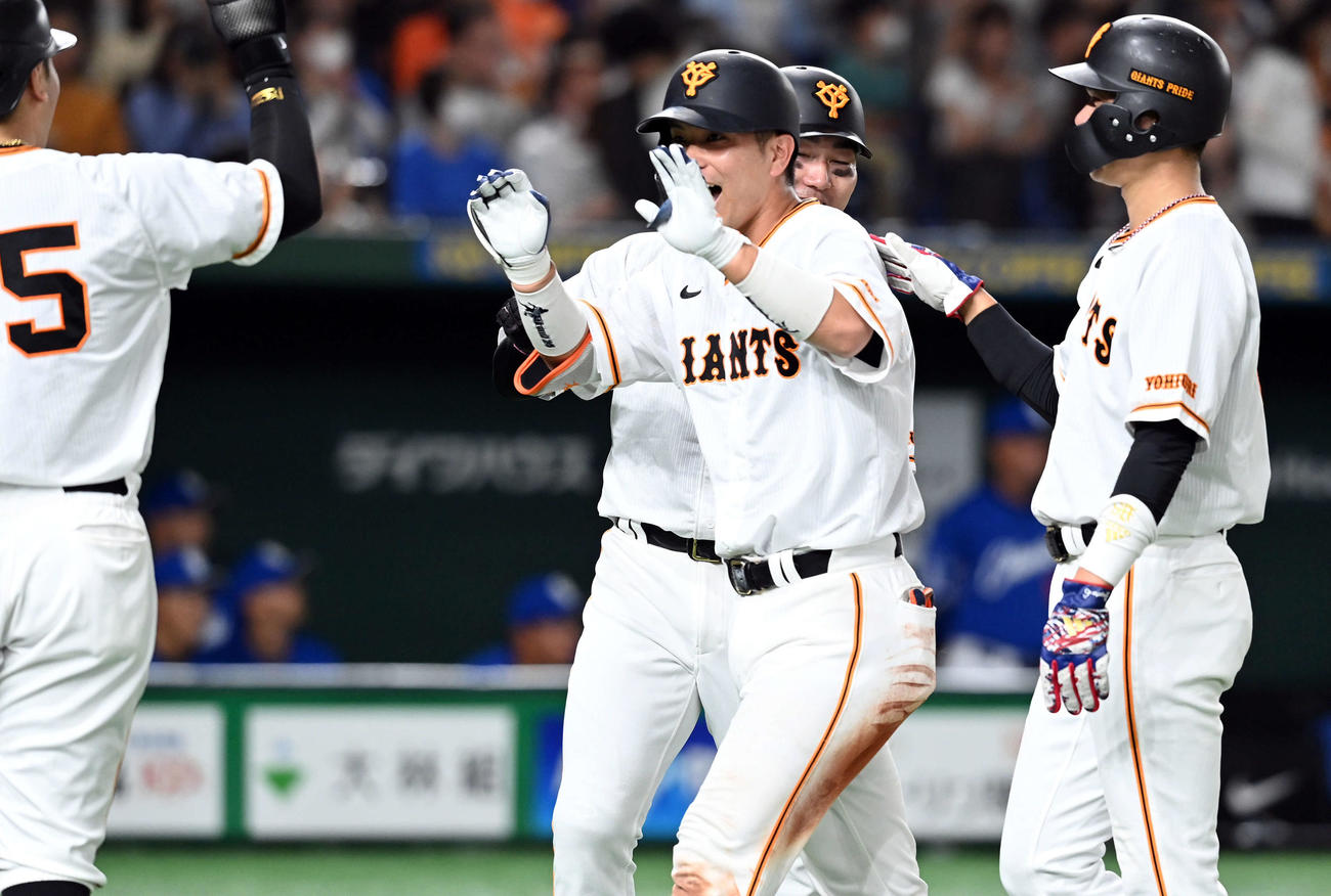 巨人対中日　5回裏巨人2死満塁、右越えに満塁本塁打を放ち出迎えを受ける大城卓（撮影・たえ見朱実）
