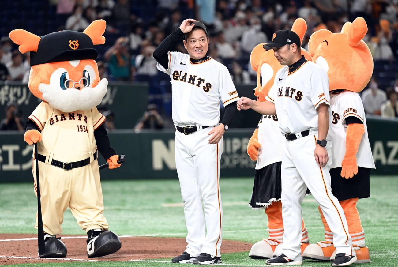巨人対中日　中日に快勝し笑顔を見せる巨人原監督（中央）（撮影・たえ見朱実）