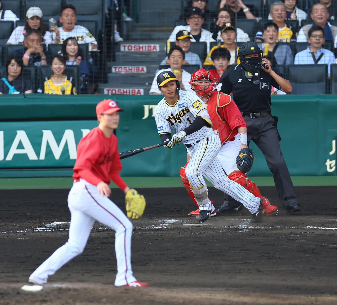 阪神対広島　9回裏阪神2死一、二塁、森下が左前にサヨナラ打を放つ。投手広島森下（撮影・藤尾明華）