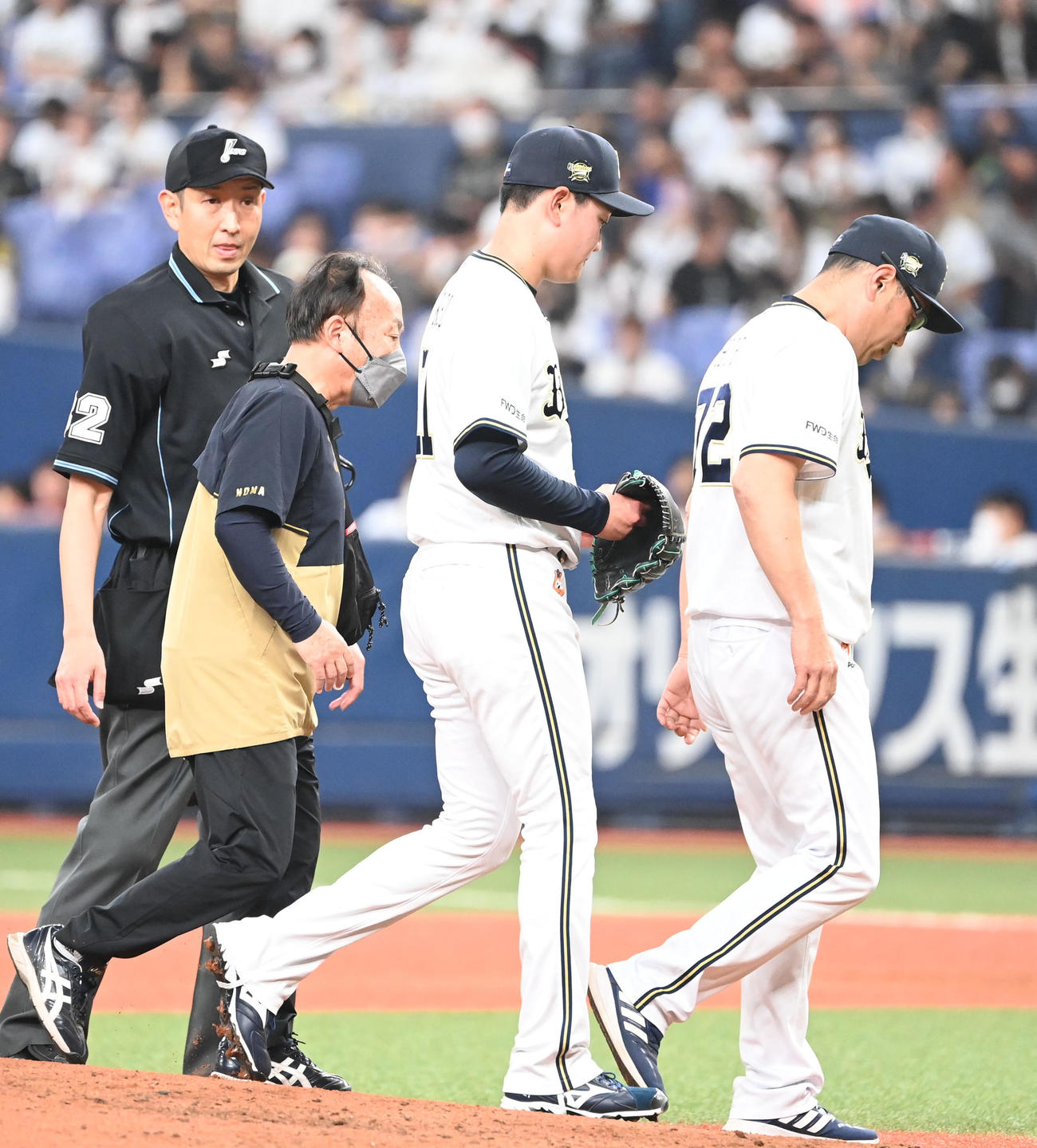 オリックス対日本ハム　2回途中で降板するオリックス竹安（撮影・和賀正仁）