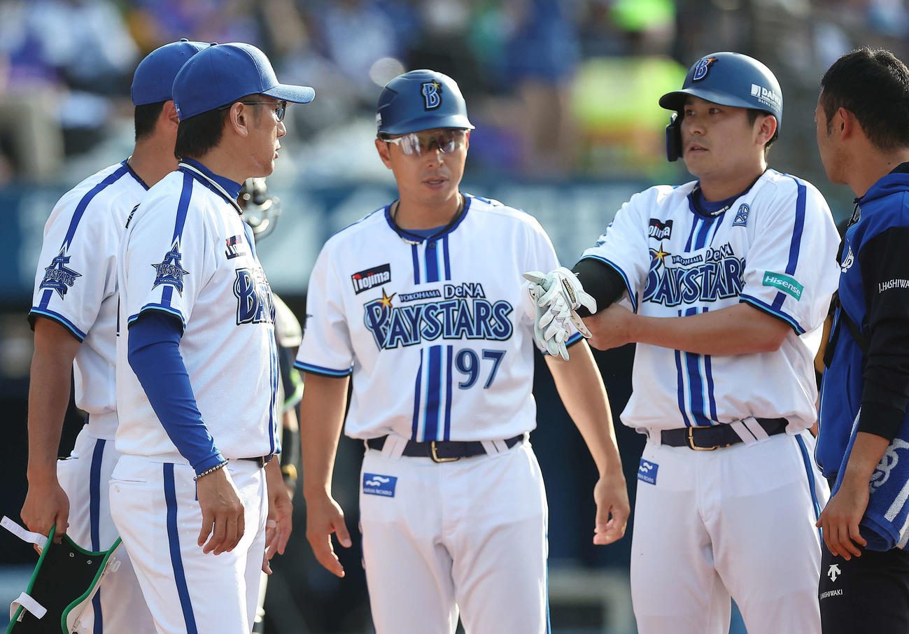 DeNA対ヤクルト　7回裏DeNA1死一、三塁、死球を受けた佐野（右）と言葉を交わす三浦監督（撮影・河田真司）