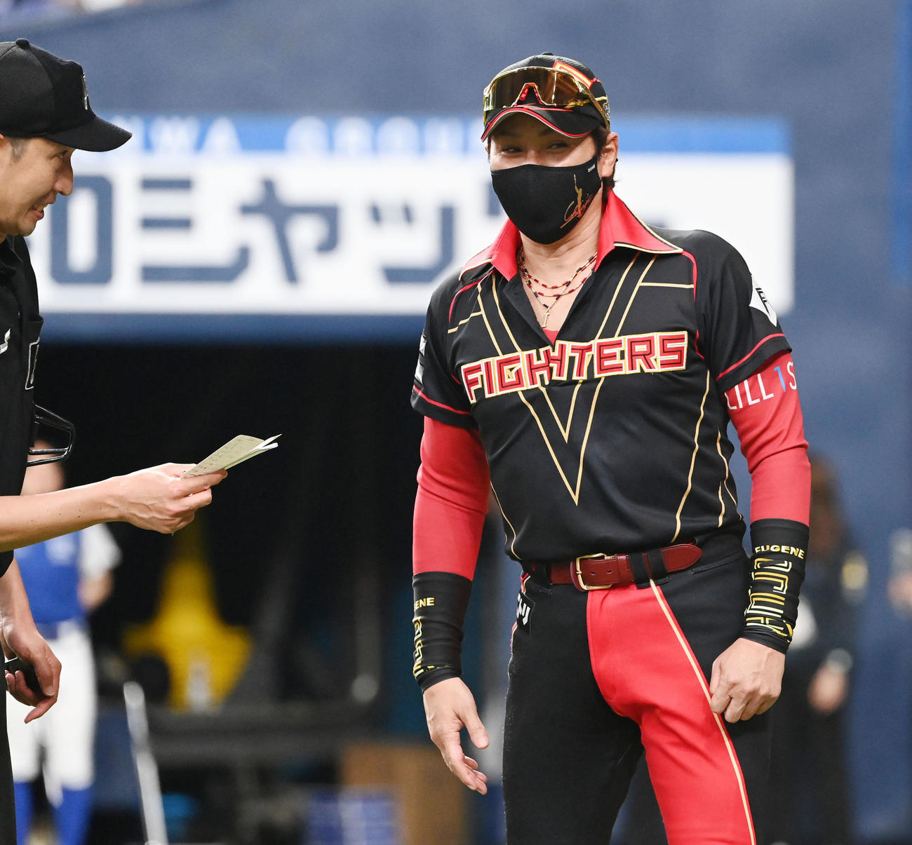 オリックス対日本ハム　8回裏を前に選手の交代を告げる日本ハム新庄監督（撮影・和賀正仁）