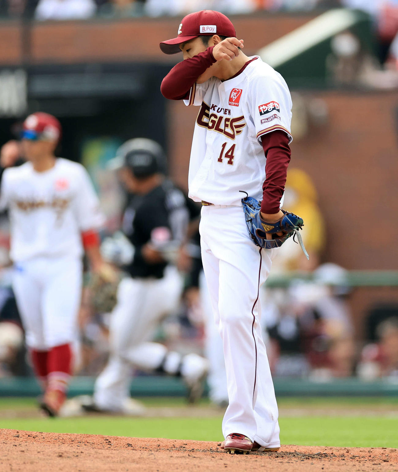 楽天対ロッテ　6回ロッテ無死、池田（奥）に左前打を許し、汗をぬぐう則本（撮影・浅見桂子）