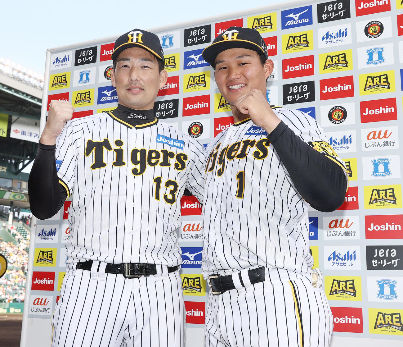 阪神対広島　ヒーローインタビュー後、笑顔で記念撮影する岩崎（左）と森下（撮影・上山淳一）