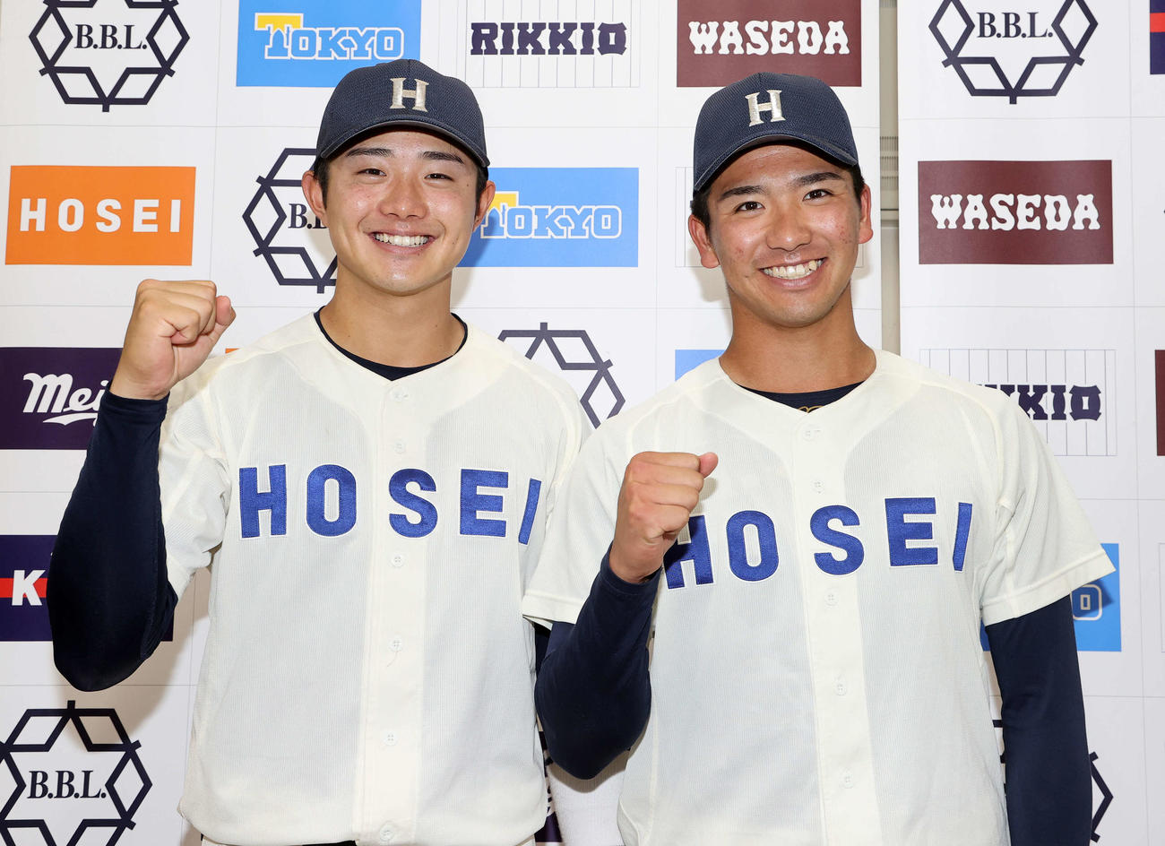 法大対東大　勝利し笑顔でガッツポーズする法大・中津（左）と篠木（撮影・鈴木正人）