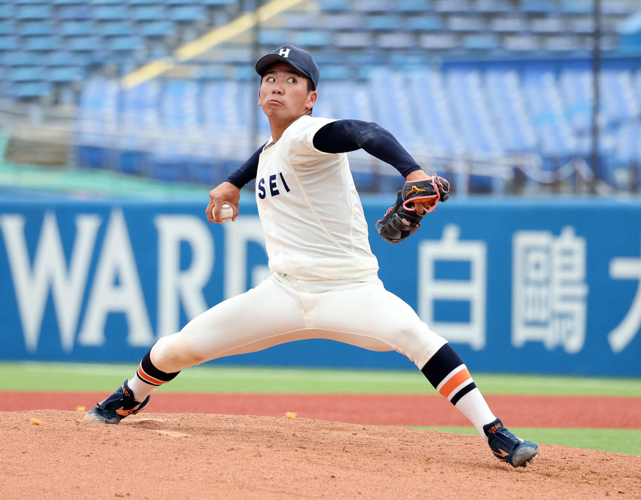 法大対東大　力投する法大先発の篠木（撮影・鈴木正人）