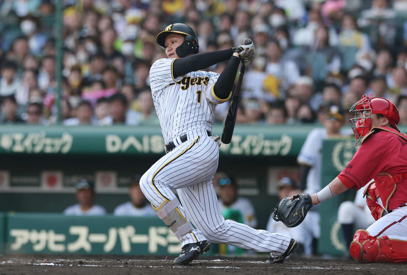 阪神対広島　9回裏阪神2死一、二塁、左前サヨナラ打を放つ森下（撮影・前田充）