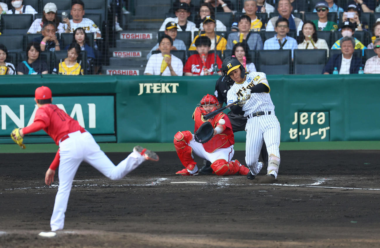 阪神対広島　9回裏阪神2死一、二塁、森下が左前にサヨナラ打を放つ。投手森下（撮影・藤尾明華）