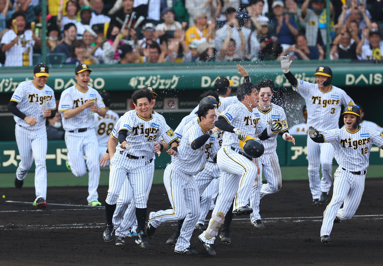 阪神対広島　9回裏阪神2死一、二塁、左前にサヨナラ打を放ち喜ぶ森下（右から4人目）（撮影・藤尾明華）