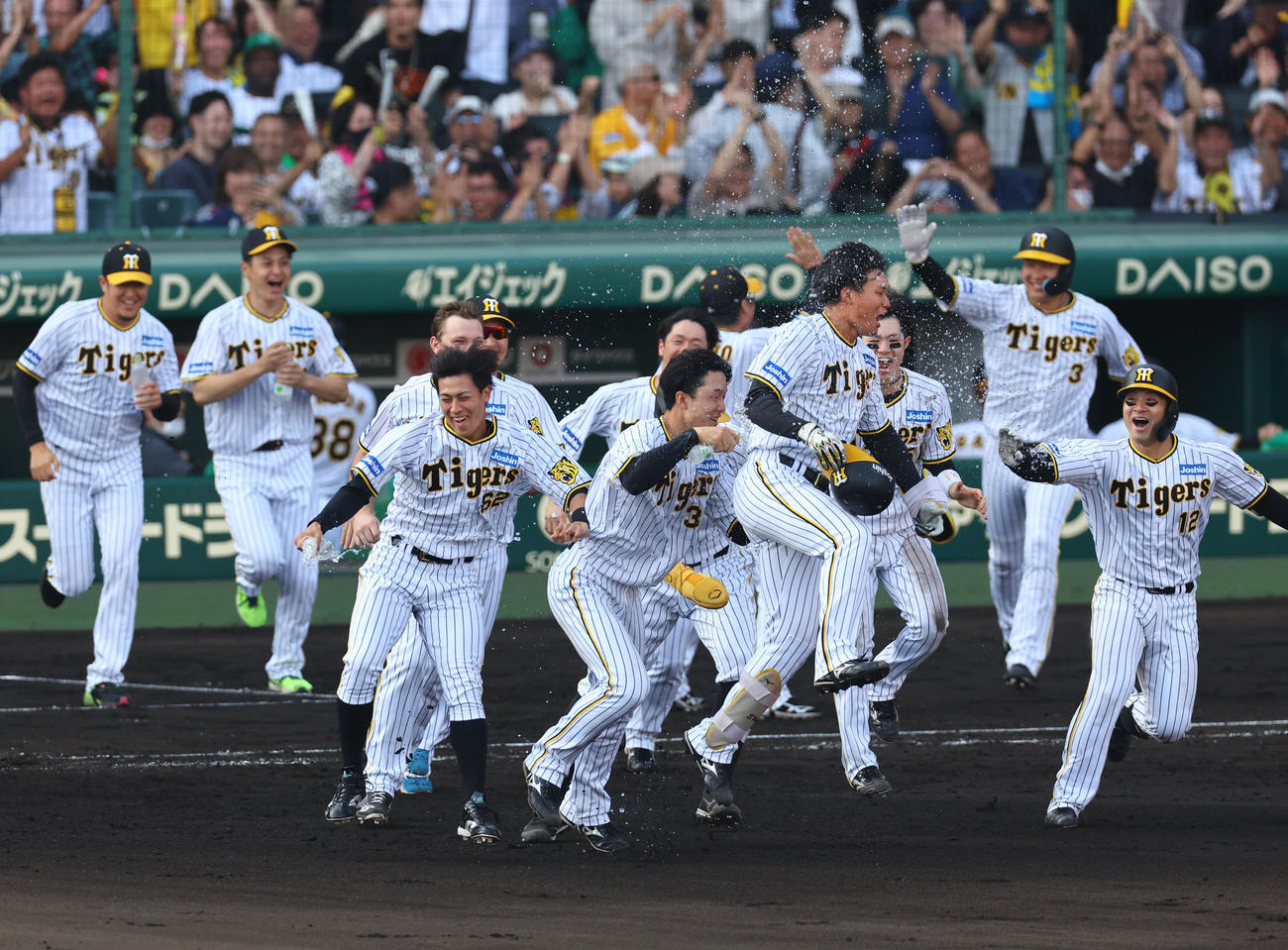 阪神対広島　9回裏阪神2死一、二塁、左前にサヨナラ打を放ち喜ぶ森下（右から4人目）（撮影・藤尾明華）