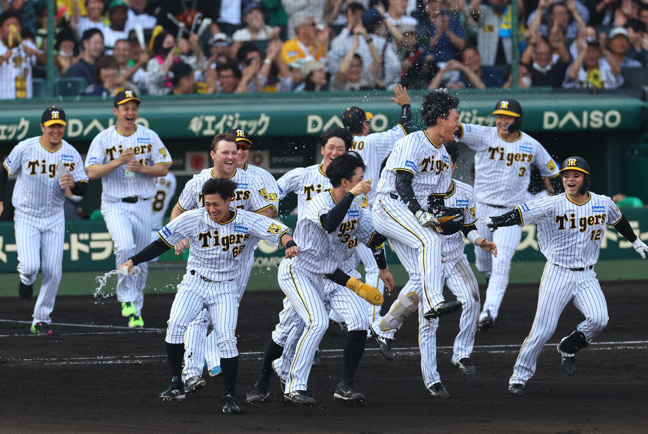 阪神対広島　9回裏阪神2死一、二塁、左前にサヨナラ打を放ち喜ぶ森下（右から4人目）（撮影・藤尾明華）