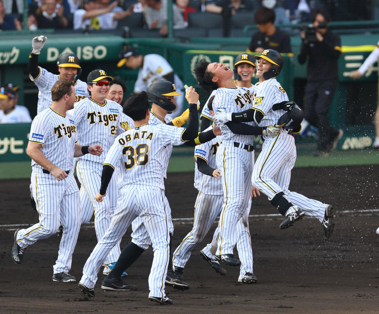 阪神対広島　9回裏阪神2死一、二塁、左前にサヨナラ打を放ち坂本（右端）と喜ぶ森下（撮影・藤尾明華）