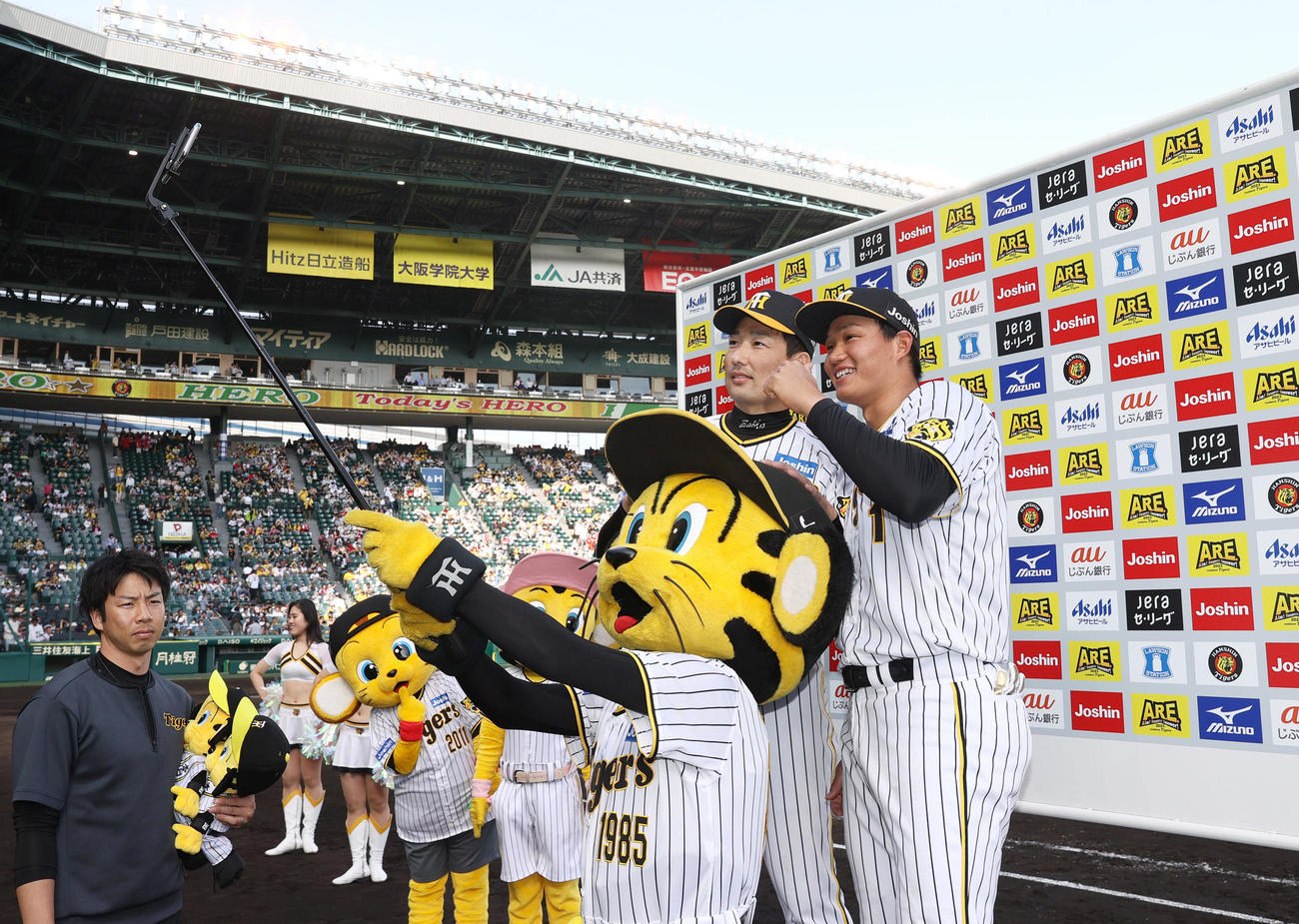 阪神対広島　ヒーローインタビュー後、笑顔で記念撮影する森下（右）と岩崎（撮影・上山淳一）