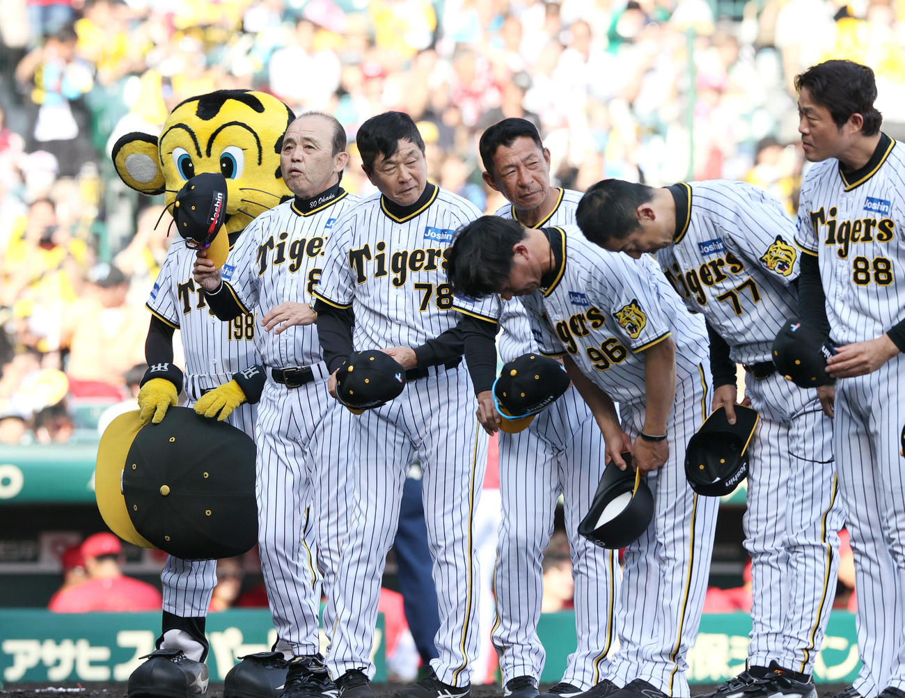阪神対広島　広島にサヨナラ勝利し、整列してあいさつする阪神岡田監督（左）ら（撮影・上山淳一）
