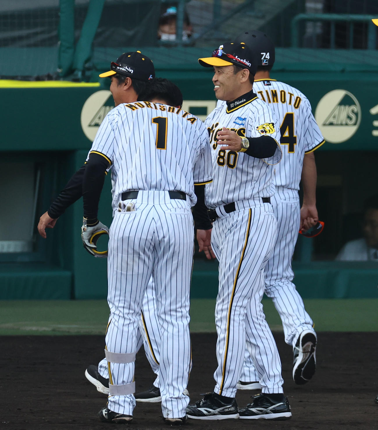 阪神対広島　サヨナラ打を放った森下を労う阪神岡田監督（撮影・藤尾明華）