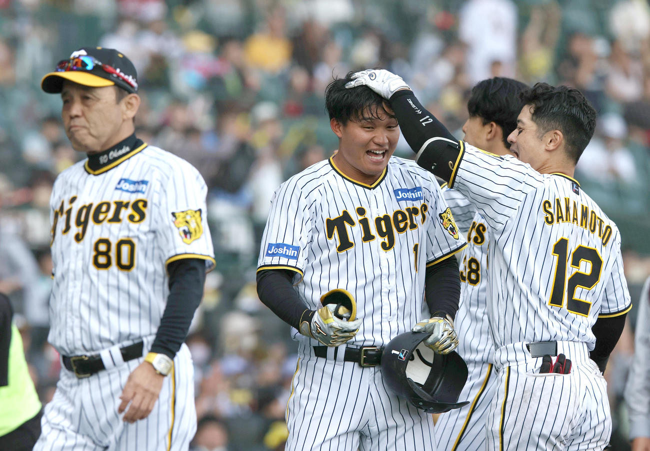 阪神対広島　サヨナラ打を放った森下（左から2人目）は坂本から手荒い祝福を受ける。左は岡田監督（撮影・上山淳一）