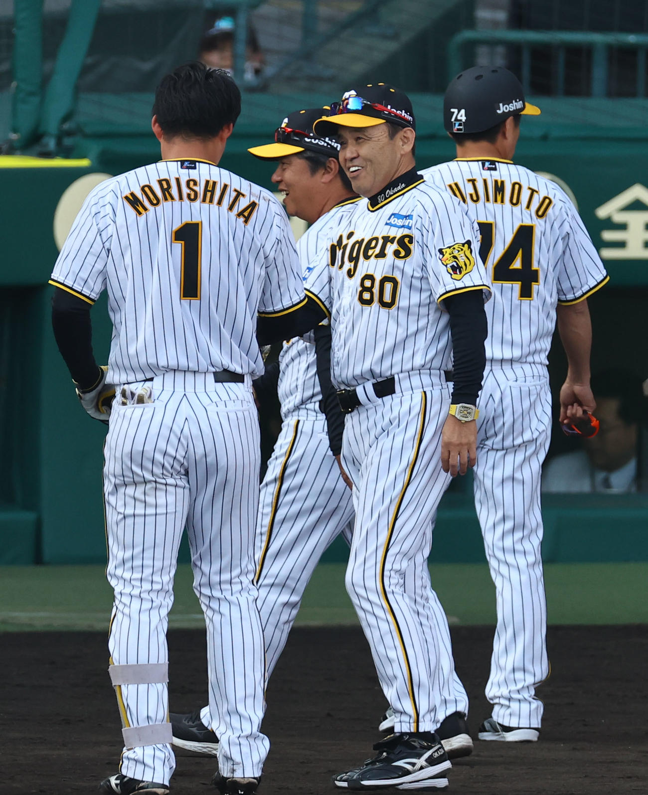 阪神対広島　サヨナラ打を放った森下と握手を交わす阪神岡田監督（撮影・藤尾明華）