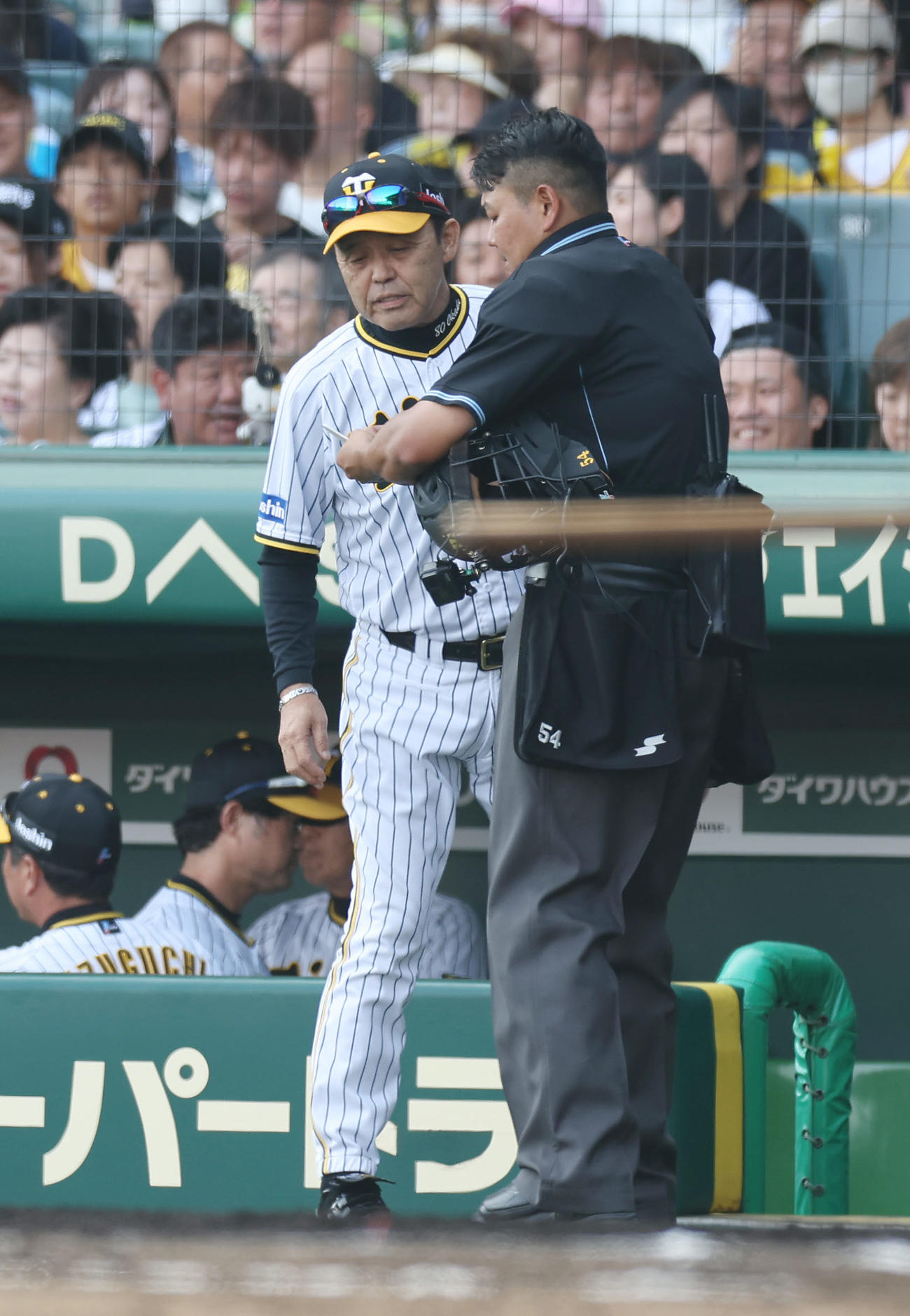 7回裏を終え、投手交代を告げる阪神岡田監督（撮影・前田充）