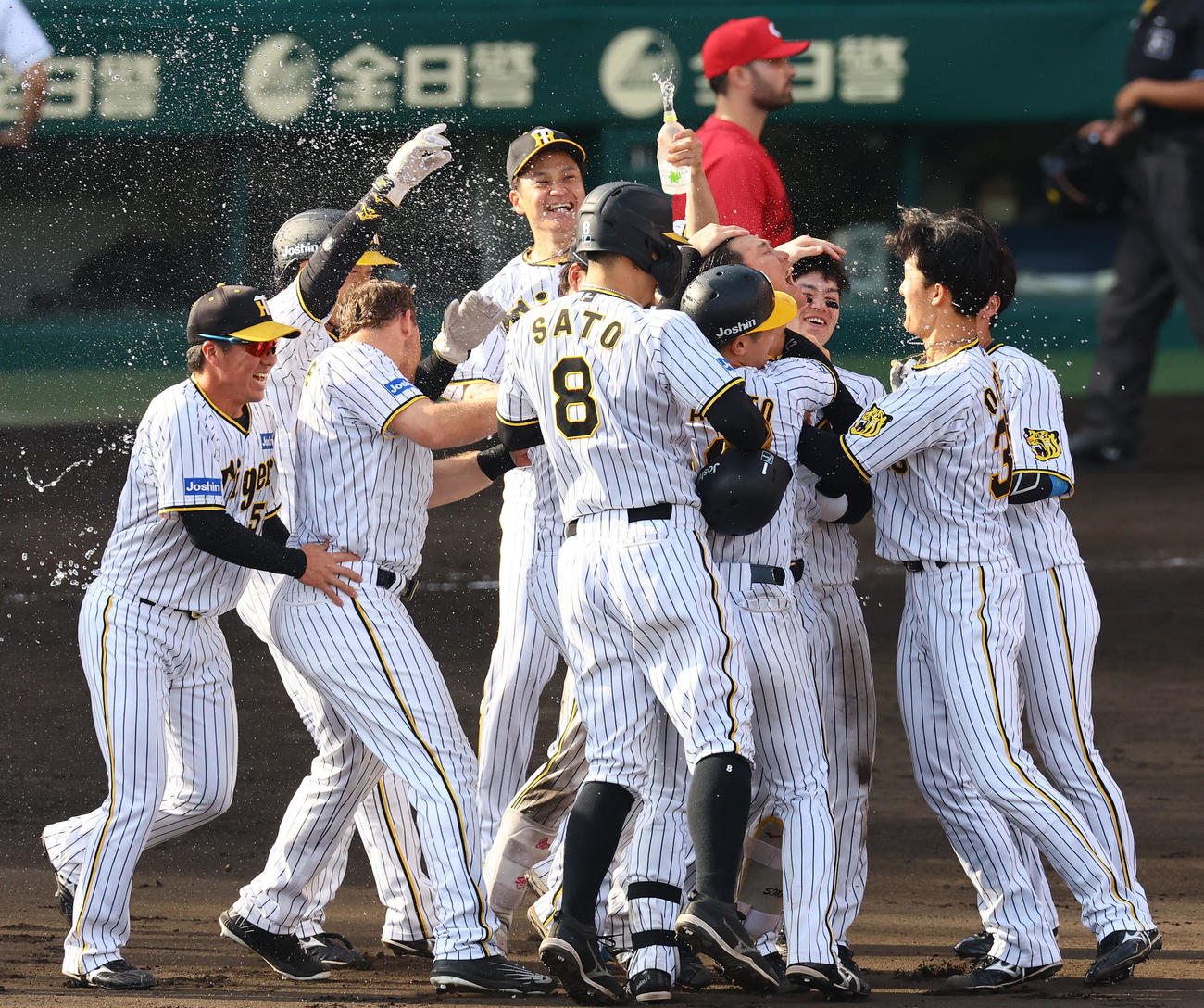 阪神対広島　9回裏阪神2死一、二塁、サヨナラ勝ちで喜ぶ森下（右から4人目）、大竹（左から4人目）ら阪神ナイン（撮影・藤尾明華）