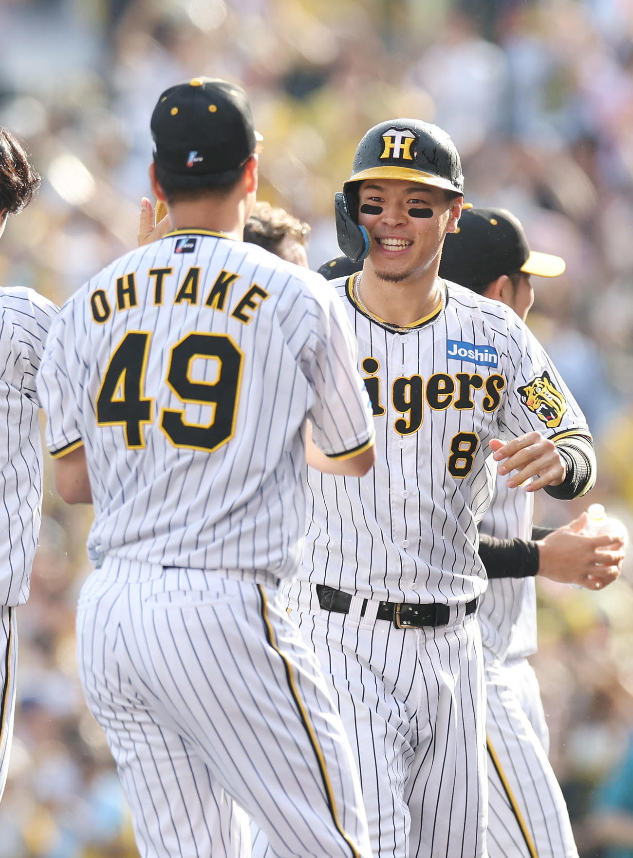 阪神対広島　広島にサヨナラ勝ちし、阪神大竹（手前）とタッチを交わす佐藤輝（撮影・前田充）