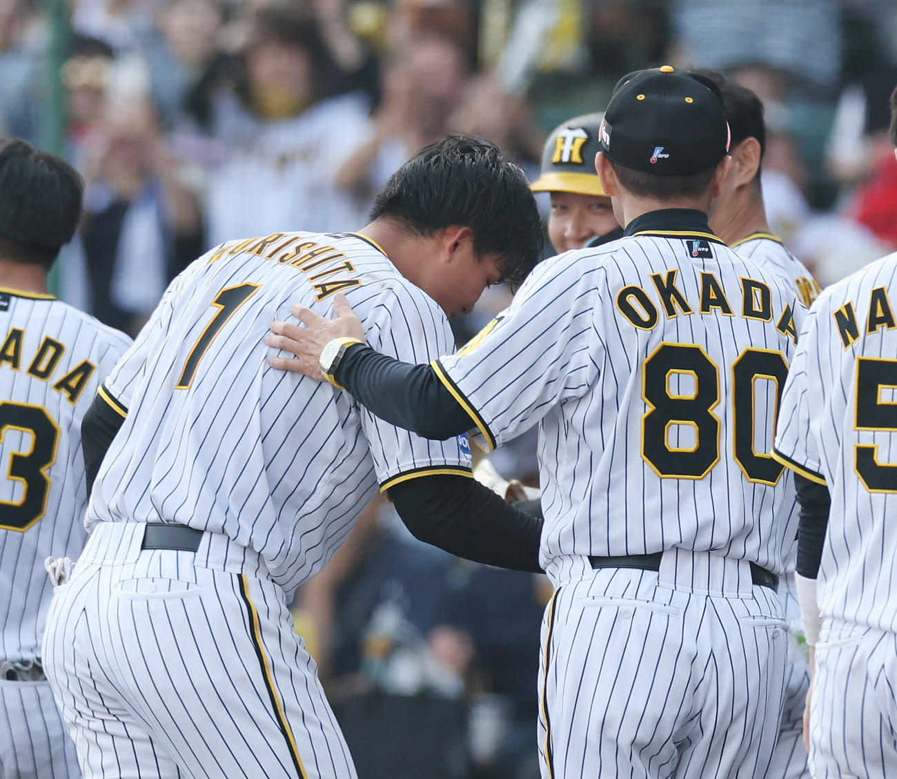 阪神対広島　広島にサヨナラ勝ちし、サヨナラ打を放った阪神森下（左）を迎える岡田監督（撮影・前田充）