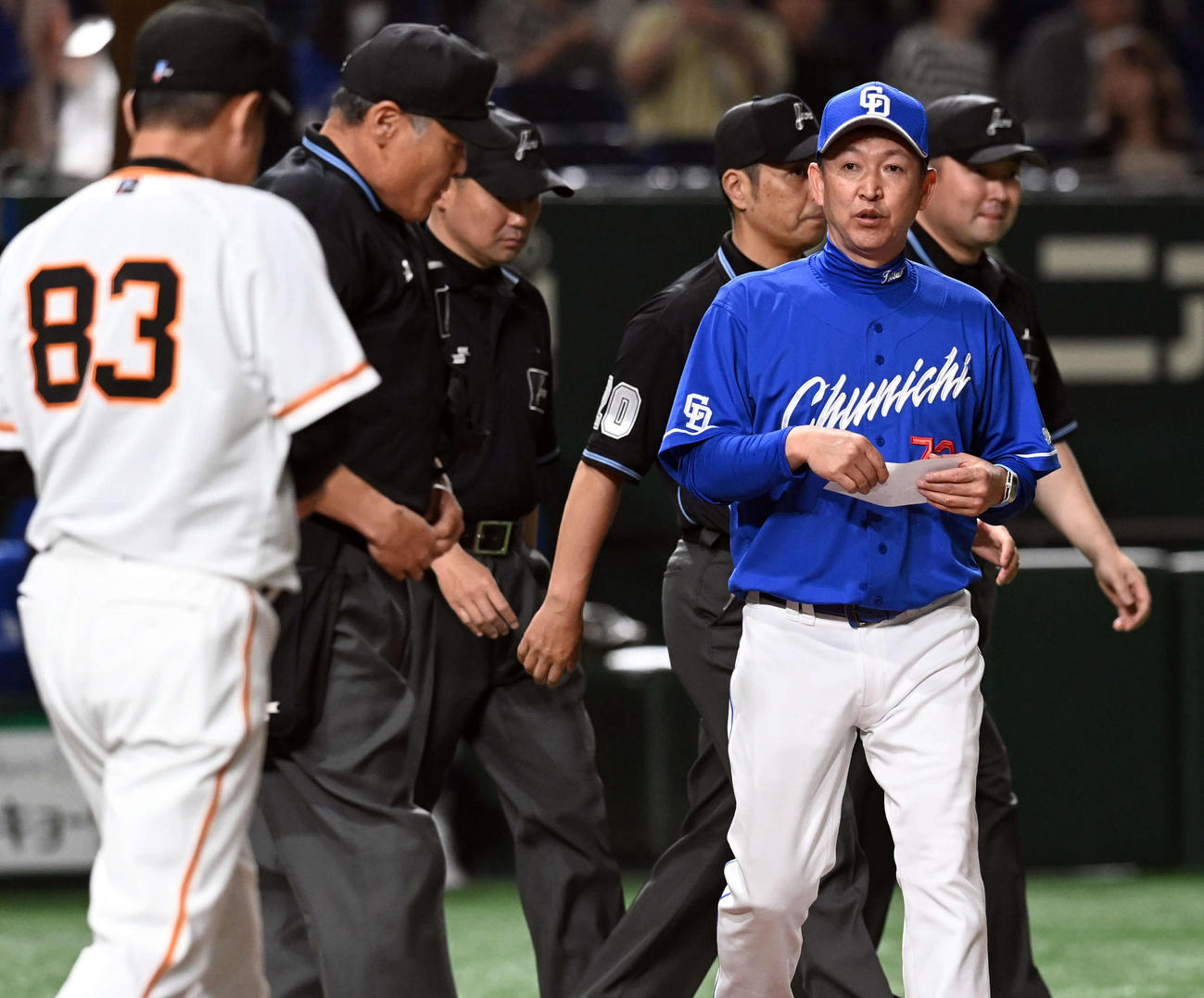 巨人対中日　メンバー表の最終確認をする中日立浪監督（撮影・たえ見朱実）