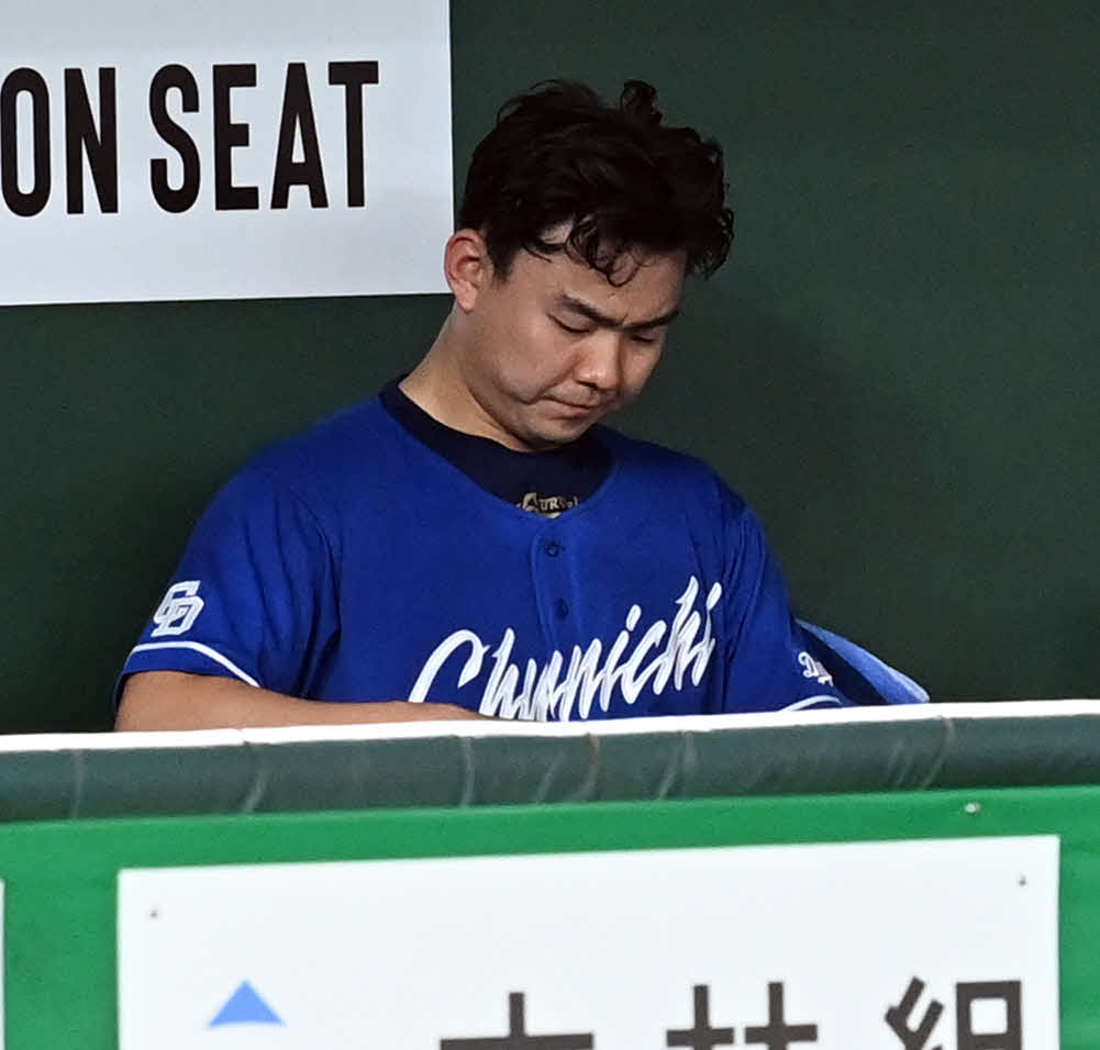 巨人対中日　5回裏、巨人大城卓に満塁本塁打を浴びベンチで厳しい表情を見せる中日の先発小笠原（撮影・たえ見朱実）