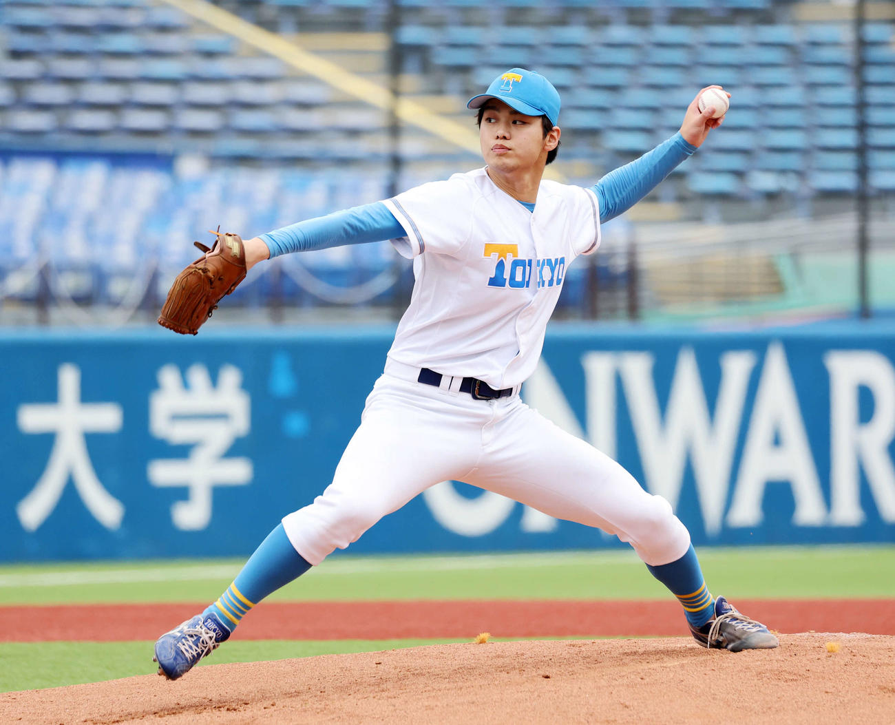 法大対東大　力投する東大先発の鈴木健（撮影・鈴木正人）