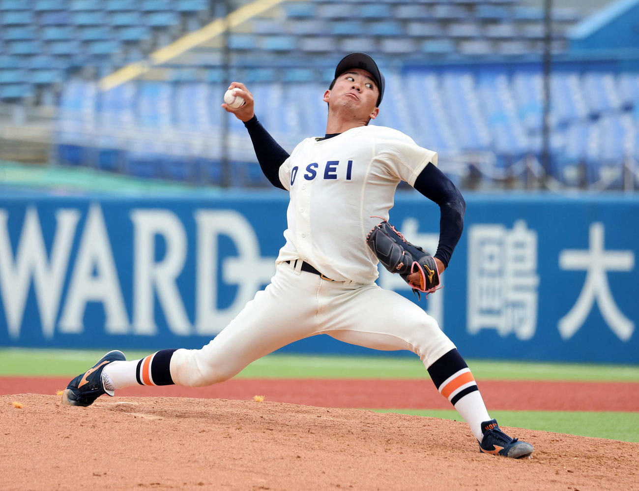 法大対東大　力投する法大先発の篠木（撮影・鈴木正人）